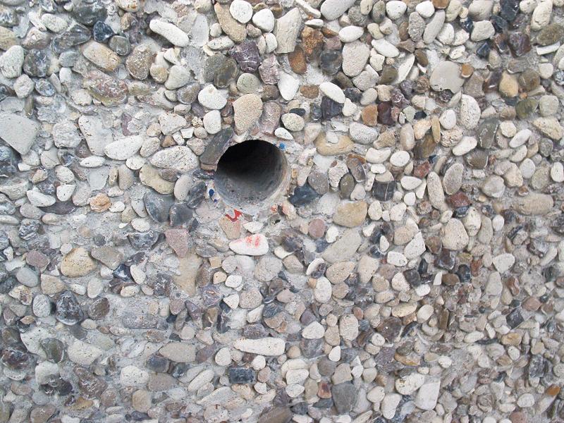 Bohrung in Waschbetonplatte