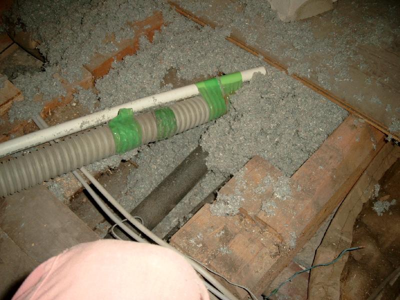 Holzbalkendecke mit Schlauch und Knie